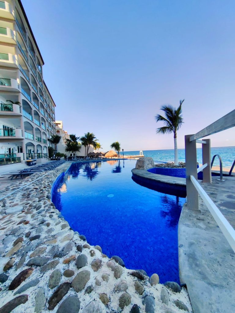 Outdoor Swimming Pool area at El cantil - Vista Azul